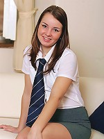 Sexy teen hottie shows off her perfect ass