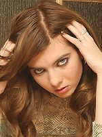 Babe with a really hot body gets naked