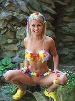 18yo beauty Pinky June looks unforgettable on the rocks