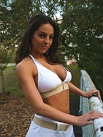 Curvy brunette has a picnic