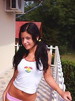 Fine teenage sweetie toying pussy