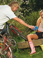 Sexy teen babe having outdoor sex