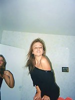 Brunette camgirl showing her body