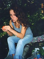 Brunette camgirl showing her body