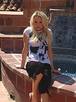 Kelly strips off her shirt outside!