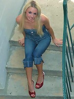 Come check out Kelly in her hot new outfit.